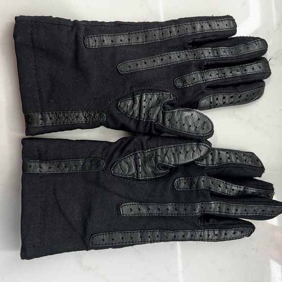 Isotoner Black Winter Gloves with Chevron Design - Picture 2 of 3